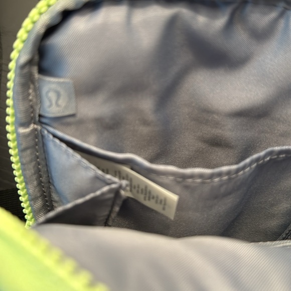 Lululemon cross body bag barely used! Green and grey - Picture 4 of 4